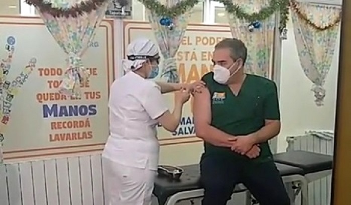 Las vacunas arribaron el pasado domingo y fueron distribuidas en los hospitales para iniciar el programa de vacunacin, el cual comenz con el personal de salud ms expuesto a la enfermedad.