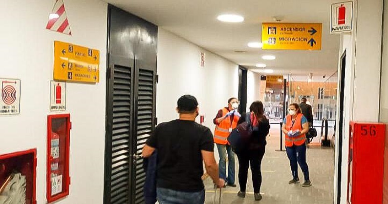 Durante el arribo y partida de pasajeros, a travs del Programa Provincial Cuidarnos TDF, se controla la temperatura y toda la documentacin necesaria dispuesta a nivel nacional y provincial.