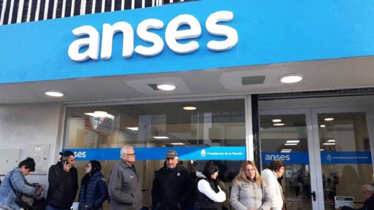 De acuerdo con la ley, los haberes de la clase pasiva y asignaciones sociales se actualizarn con un ndice que combina en un 50 por ciento el crecimiento de la recaudacin y el 50 por ciento de los salarios por el Indec y el Ripte.