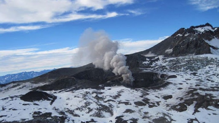 En la maana del mircoles las estaciones de monitoreo instaladas en las inmediaciones del Hudson registraron un sismo asociado a fracturamiento de roca, localizado en la caldera del volcn.