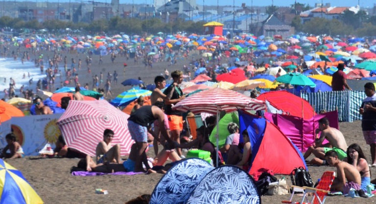 La postal de Playa Unin muestra una playa adornada de coloridas sombrillas y nios jugando en las orillas. Y es que la playa es por el momento el nico lugar donde no se exigen protocolos de ningn tipo.