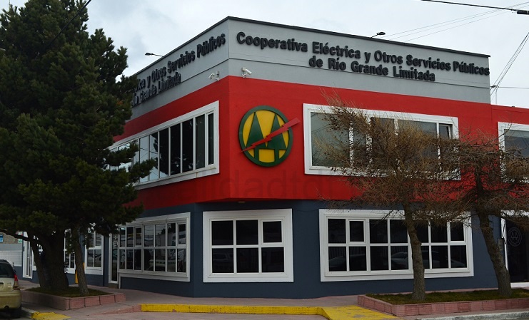 A la Cooperativa Elctrica y Otros Servicios de Ro Grande Limitada, como Cooperativa, solo le ha quedado el nombre y el logo; todo lo dems, es una gran farsa. 