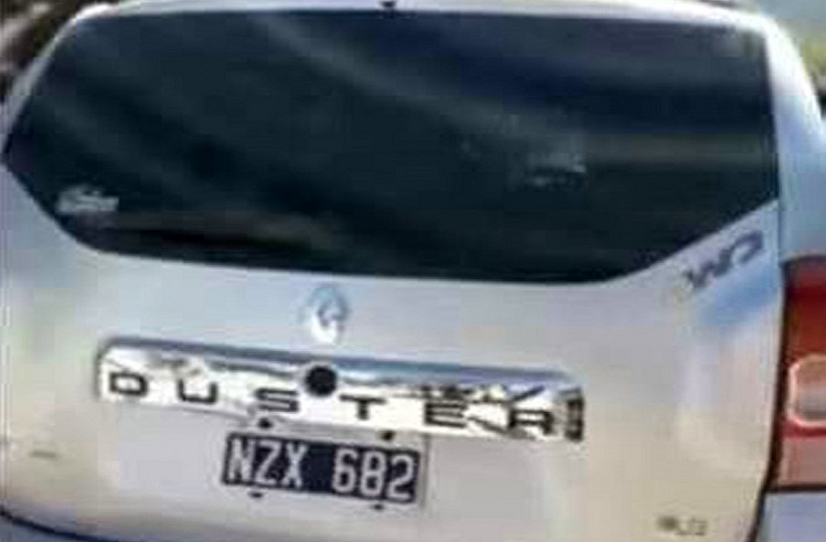 Miembros de la Asamblea de Vecinos Autoconvocados por el NO a la Mina de Esquel, captaron el momento en el que los infiltrados huan en esa camioneta y los denunciaron por las redes sociales.