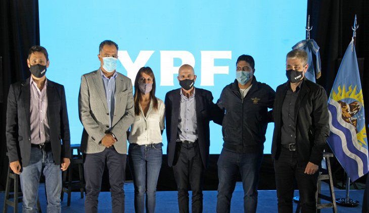 Durante el encuentro, los representantes de los sindicatos petroleros de Santa Cruz firmaron el acuerdo de productividad que permitir mantener estos niveles de actividad, produccin y trabajo.