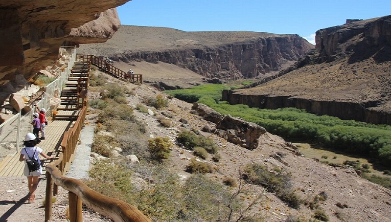 Cueva de las Manos incluye una cueva, varios aleros y farallones con pinturas rupestres, que en conjunto conforman el sitio declarado Patrimonio de la Humanidad