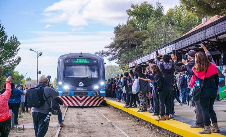 El viaje desde la localidad de Plottier a Neuqun tendr una duracin de 45 minutos, mientras que el recorrido de Plottier a Cipolletti tendr una duracin de una hora y diez minutos.