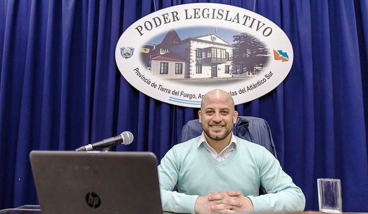 El Legislador Emmanuel Trentino (FORJA), es el Presidente de la Comisin N 8, Parlamento Patagnico, MERCOSUR, Integracin Regional y Asuntos Internacionales.