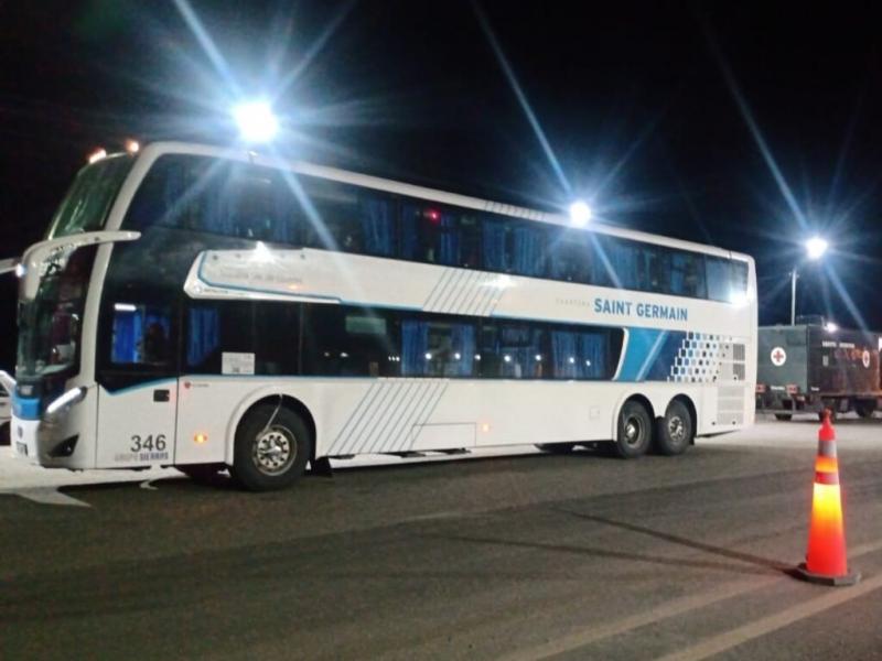 Se trata de un contingente de jubilados de Santa Fe y Crdoba, todos adultos mayores, tour sin PCR.  La polica los demor, personal de Salud los hisop y desde provincia buscan un lugar donde alojarlos.