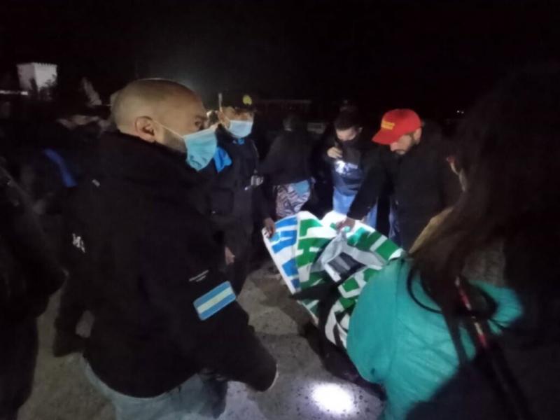 Los vecinos que oficiaron de voceros del corte se mostraron sorprendidos por la accin policial pero sin embargo mantuvieron un largo dilogo para acordar las condiciones del levantamiento de la medida.