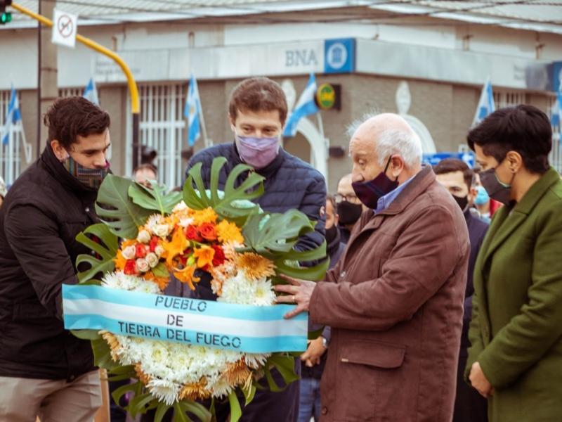 Tanto el ex Gobernador Ramn Trejo Noel como los integrantes de su gabinete y los funcionarios que viajaban soaban con una provincia grande y gran parte de lo que hoy, los y las fueguinas podemos disfrutar, es gracias a ellos, dijo Gustavo Melella. 