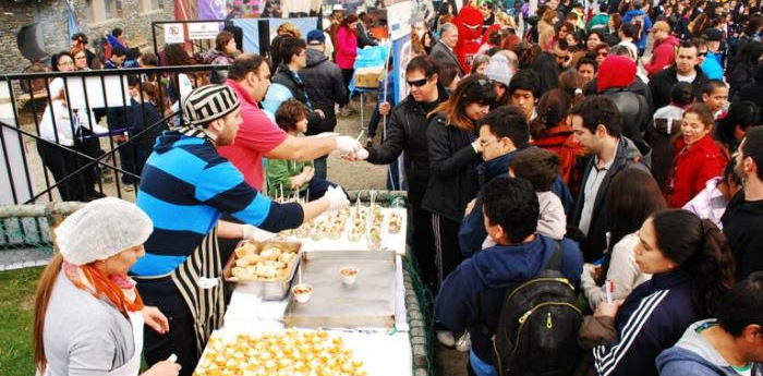 Durante el tradicional desfile del 12 de octubre, Ushuaia disfrut de una degustacin de productos marinos  
