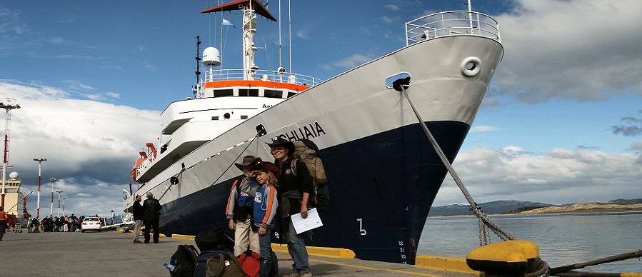 Con el arribo del buque Ushuaia (Antarpply Expeditons) al puerto de la ciudad, da inicio la temporada de viajes a la Antrtida
