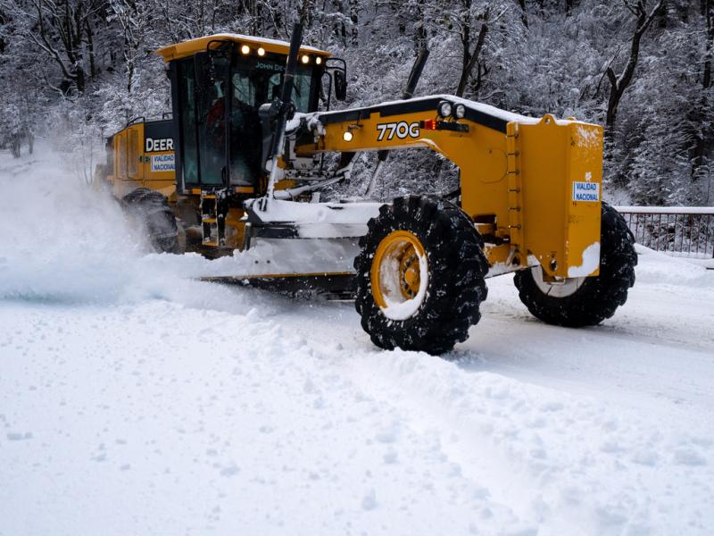 Las principales tareas que se realizan sobre las calzadas consisten en el despeje de nieve, el riego con solucin salina o distribucin de sal a granel para evitar la formacin de hielo, tareas de desbarre en las calzadas de ripio, entre otras acciones.