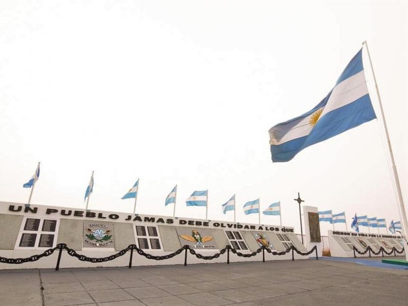 Nuestra pertenencia antrtica y la Cuestin Malvinas representan aspectos ms que distintivos de nuestra identidad fueguina, lo que nos desafa a seguir trabajando mancomunadamente por esta Provincia Grande, destac Gustavo Melella. 
