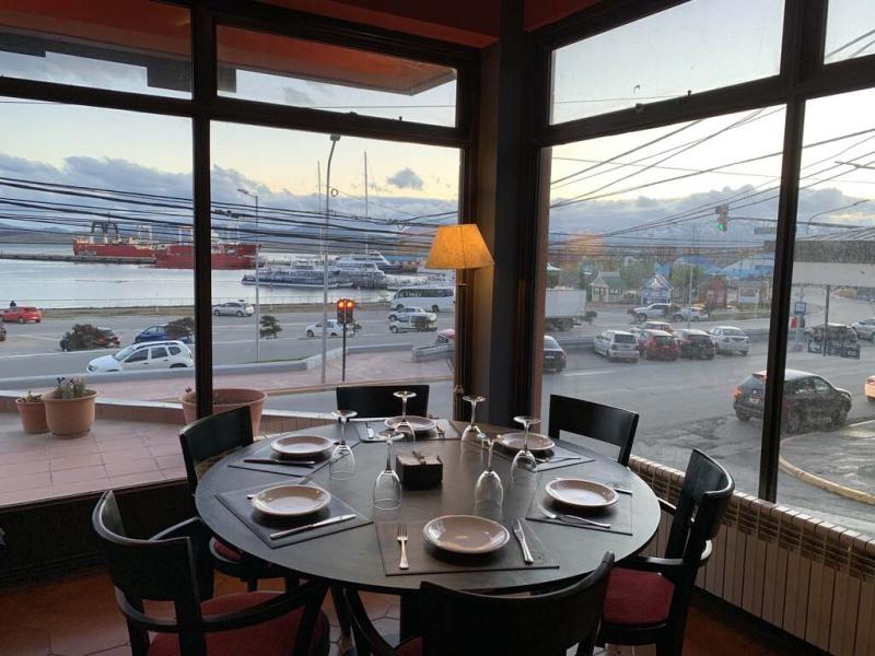 Los locales gastronmicos, restaurantes, bares, podrn funcionar desde las 6:00 de la maana hasta la 1:00 del da siguiente, con un tope de diez comensales por mesa; y continan suspendidas las reuniones sociales en domicilios particulares. 