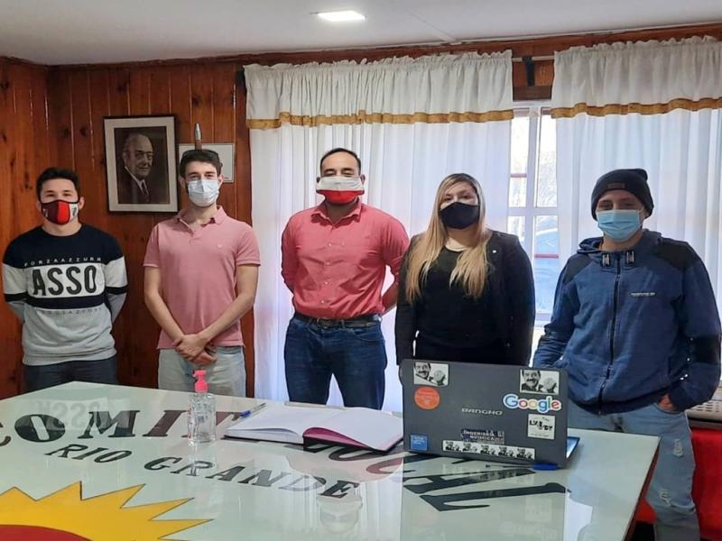 La idea es que los que estamos conformando la mesa y que los que militamos hace tiempo, algn da podamos ser candidatos, seal Francisco Zsilaecz, nuevo Presidente de la Juventud Radical de Tierra Del Fuego.