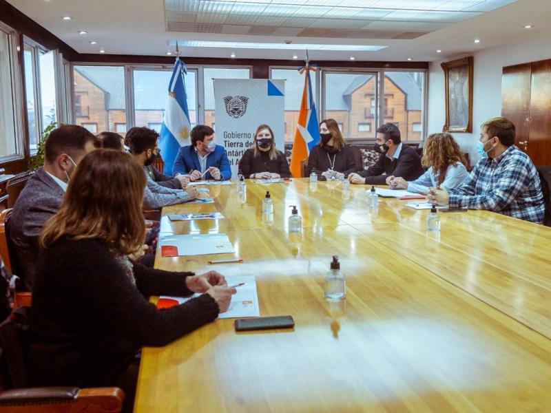 Ya estn vacunando a mayores de 35 aos y, de acuerdo a lo que pudimos ver, notamos que est todo muy bien organizado. As que le doy mis felicitaciones a la provincia, dijo el Subsecretario de Medicamentos de Nacin, Gastn Morn. 