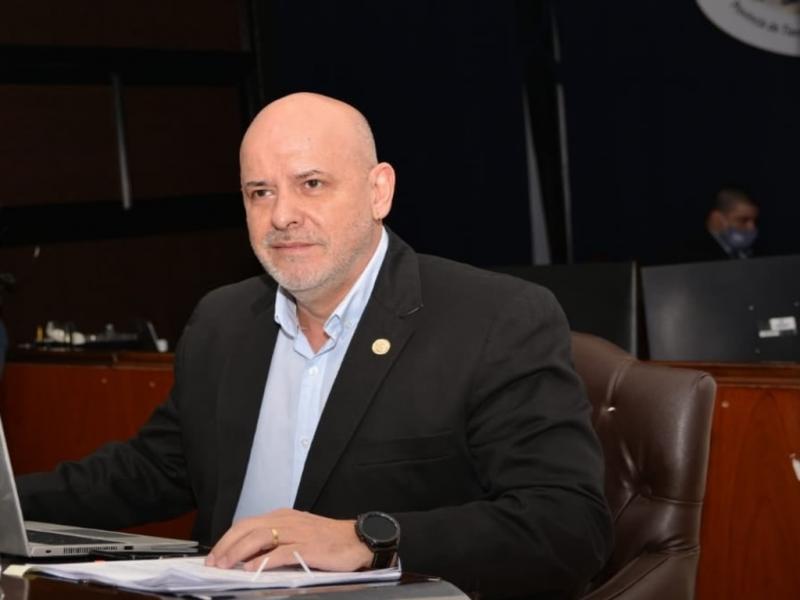Es funcin prioritaria de la educacin formal despertar el sentimiento nacional en los nios y jvenes, quienes durante el trayecto educativo necesitan conocer y consecuentemente incorporar el respeto por lo institucional, destac Daniel Rivarola. 