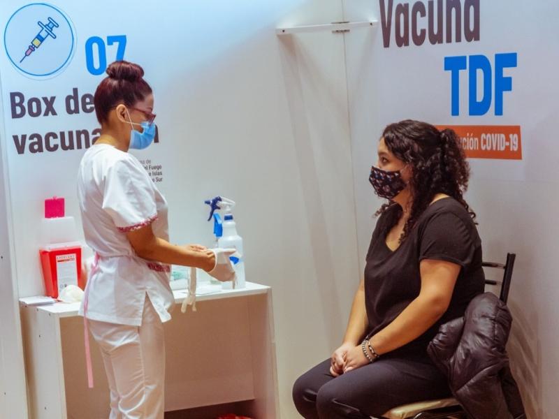 En el marco del Plan Estratgico de Vacunacin, Tierra del Fuego ya super las 100 mil dosis aplicadas. La Ministra de Salud valor todo el trabajo realizado a la fecha y consider que, es un esfuerzo conjunto entre todas las reas intervinientes.
