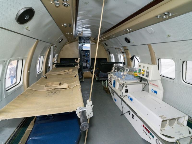 La aeronave est configurada con capacidad para 6 camillas de campaa, la camilla propia de aeroevacuacin que dispone de mayores prestaciones y 4 pasajeros sentados, detall Claudio Isetta, Director Provincial de Aeronavegacin.
