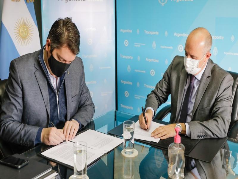 La firma se realiz en el marco del Plan de Modernizacin del Transporte, cuyo objetivo consta en definir polticas pblicas que garanticen la prestacin de los servicios con mayor calidad, seguridad y eficiencia a las personas. 
