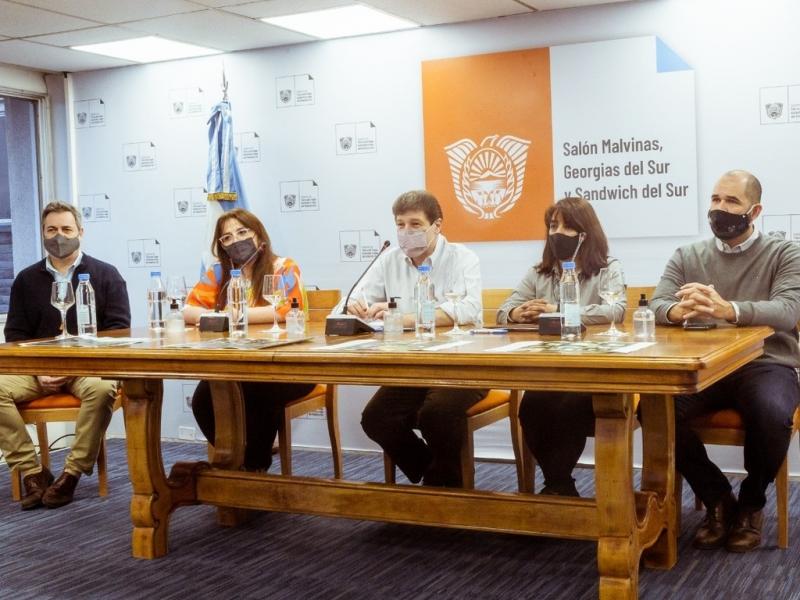 Tenemos que trabajar fuertemente en la construccin para lograr el equilibrio y que el Estado marque, a travs de soluciones habitacionales, la pauta de los alquileres, sostuvo Gustavo Melella. 