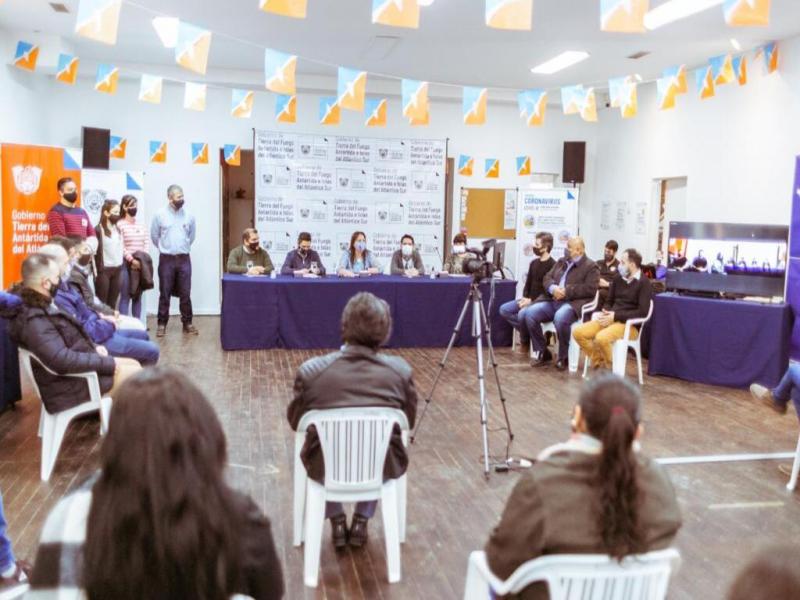 El gas natural es un servicio esencial para todos los fueguinos y estamos orgullosos del trabajo en conjunto que se ha hecho para que hoy podamos iniciar estas obras que beneficiarn a tantas familias, dijo el Ministro Guillermo Fernndez. 