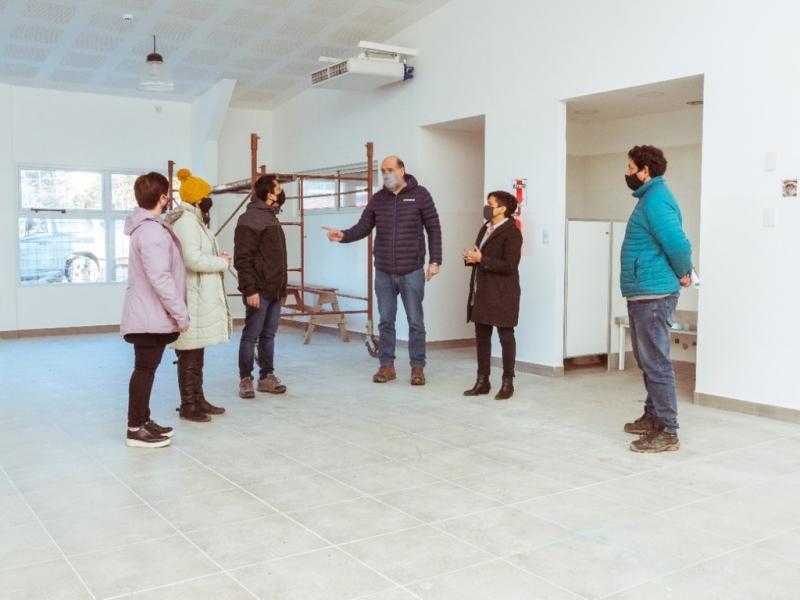 Se est trabajando en otras obras de ampliaciones muy importantes como las de las Escuelas 42, 46, Padre Zink, Jardn 25 y 26 de Ro Grande, del Jardn 22 de Ushuaia, las cuales estn en proceso de llamado a licitacin, indic Mauricio Turd.