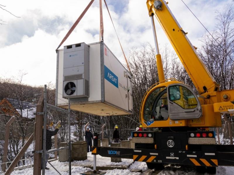 Tras el acuerdo firmado en abril por el Gobernador Gustavo Melella, y el Jefe de Gabinete de Ministros, Santiago Cafiero, se concret el financiamiento de la obra mediante fondos del ENACOM en conjunto con ARSAT. 