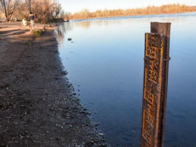 Frente a los aportes medios anuales inferiores al caudal medio anual histrico, las cuencas de los ros Neuqun, Limay y Colorado estn en una situacin socio productiva compleja. 