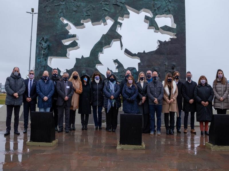 Vamos a proponer que cada vez que termine una sesin del Parlamento Patagnico, podamos ir a homenajear a nuestros cados en cada uno de los monumentos que hay en cada provincia, coment Emmanuel Trentino.