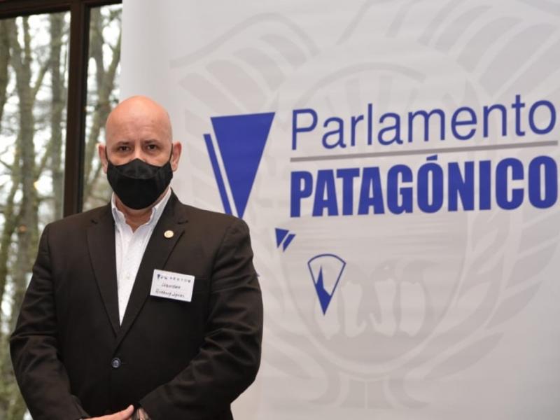 El precio del gas para la Patagonia, el costo diferenciado que tena el combustible en la regin, los problemas de conectividad y transporte, la defensa de nuestra soberana sobre Malvinas, los temas que tuvieron tratamiento y destac Daniel Rivarola.