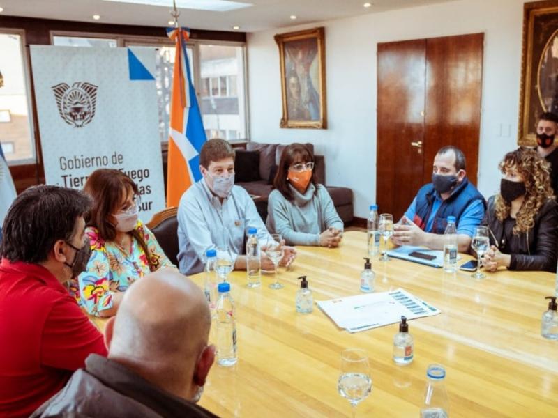 Gracias al acompaamiento del Gobierno Nacional hemos logrado el financiamiento para poder desarrollar estas obras que permitirn que muchas familias, puedan pensar en levantar su casa con sus servicios, dijo Gustavo Melella.