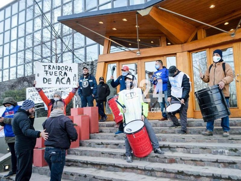 Por ms de dos horas, los militantes permanecieron en los tres ingresos al hotel cntrico, lo que oblig a la seguridad de Bullrich a trasladarla a otro hotel ubicado lejos del centro de la ciudad. 