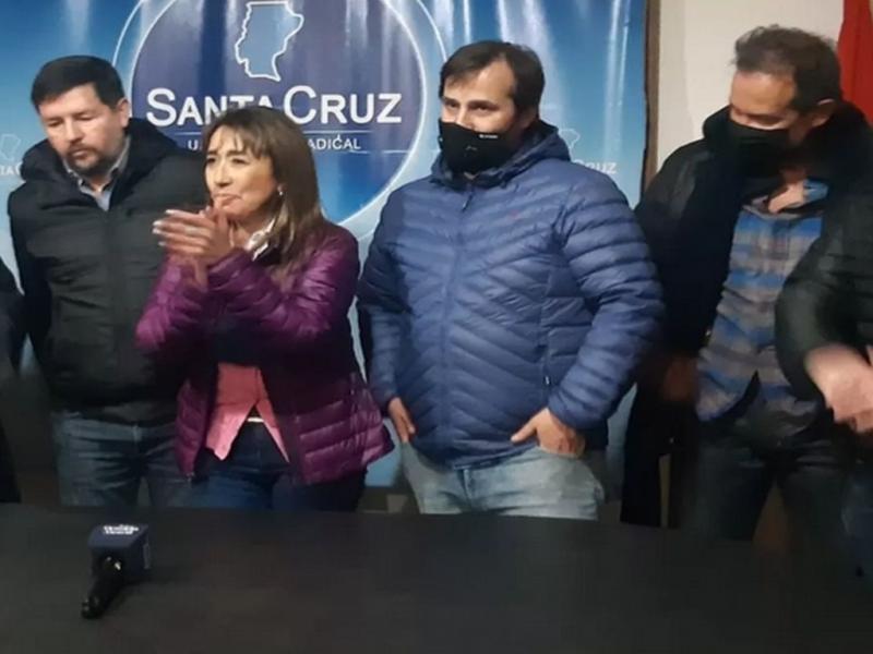 El frente Cambia Santa Cruz se impuso como la fuerza ms votada con el 38,60% de los sufragios por delante del Frente para Todos (FdT). Roxana Reyes se impuso en la interna de Cambia Santa Cruz. 