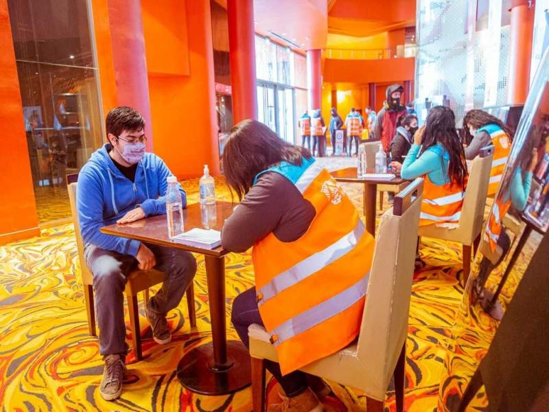 En todos los casos, independientemente de la vacuna que se aplique, la colocacin es hasta finalizar la disponibilidad de dosis. Deben acercarse con DNI y libreta de vacunacin, no deben presentar sntomas compatibles con COVID-19.