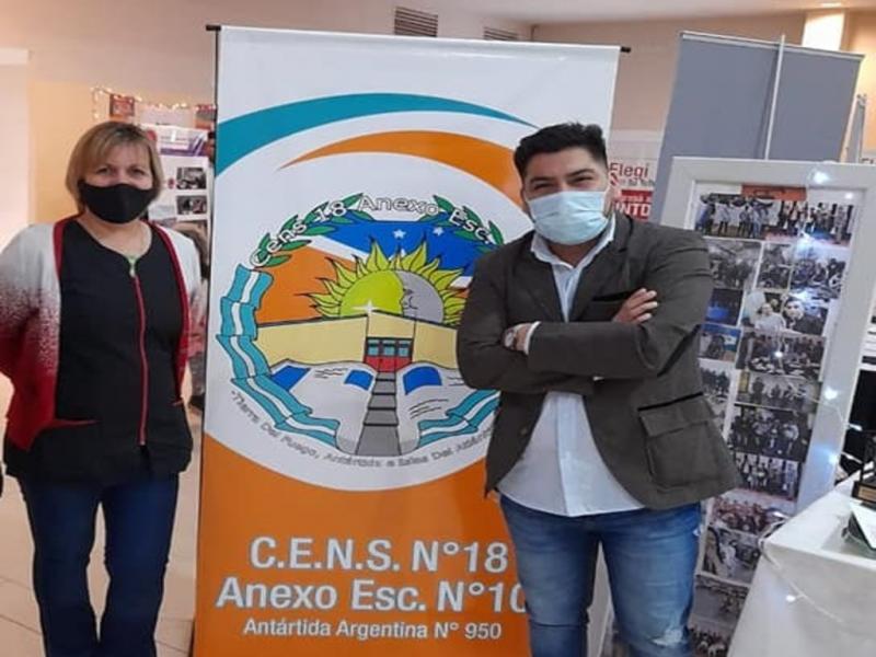 Cientos de jvenes, principalmente, recorrieron la feria en la que cada casa de estudios universitarios o terciarios, brind informacin sobre las ofertas que se encuentran actualmente en vigencia para estudiar dentro de la provincia.