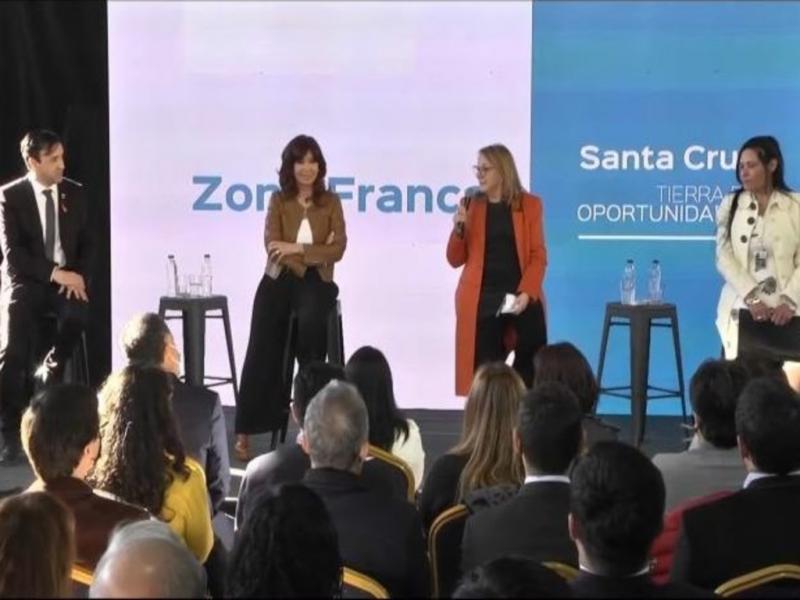 Ustedes saben que Nstor haba conseguido en el ao 94, mediante un acta-acuerdo entre el Estado Nacional y la provincia de Santa Cruz, que se instalara una zona franca aqu en Santa Cruz, record Cristina Fernndez de Kirchner.