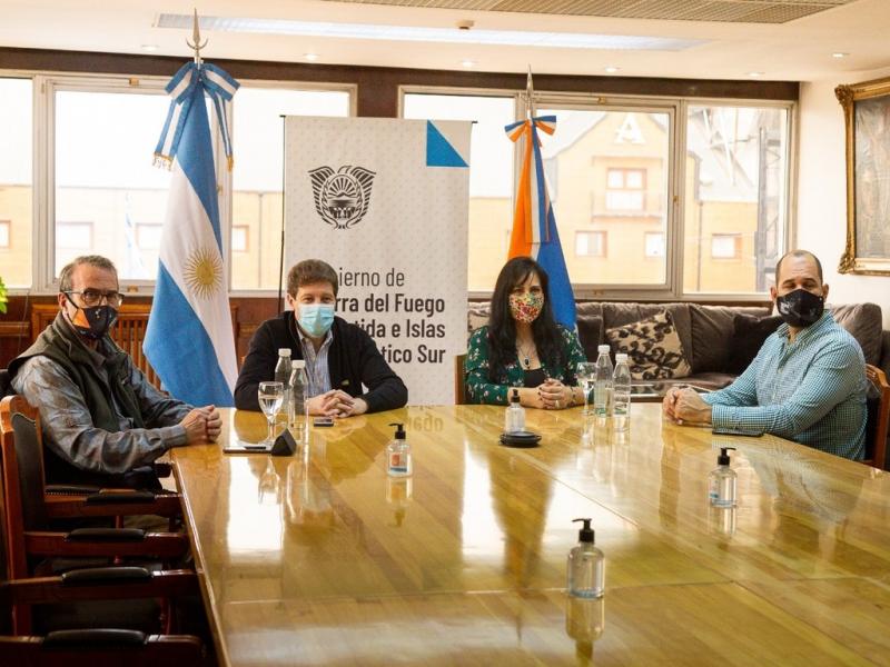 Este cruce es el sueo de todos los fueguinos, porque sabemos lo que sufrimos el paso por Chile, con sus demoras y trabas. Adems del avance de la soberana, tendremos grandes beneficios en produccin y turismo, remarc Gustavo Melella. 