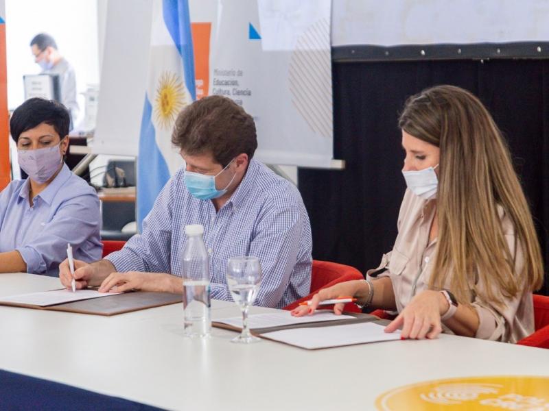 En esta primera etapa, el Centro capacitará a 300 estudiantes y 30 docentes y luego se expandirá a más beneficiarios locales como funcionarios públicos, investigadores y startups.