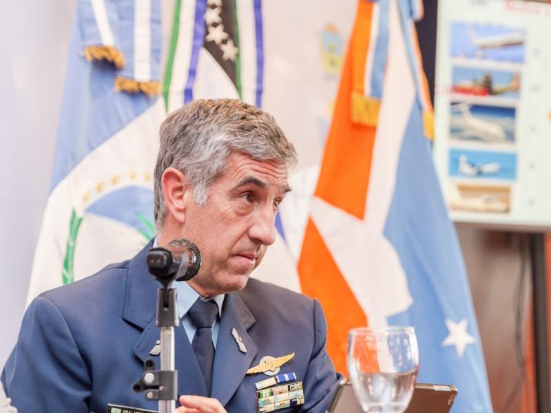 Es muy interesante la oportunidad que tenemos para poder contar qu es lo que est haciendo LADE, seal el Comodoro Mayor Fabin Vidal Alberetche, Director General de Lneas Areas del Estado (LADE)  a los Parlamentarios reunidos.
