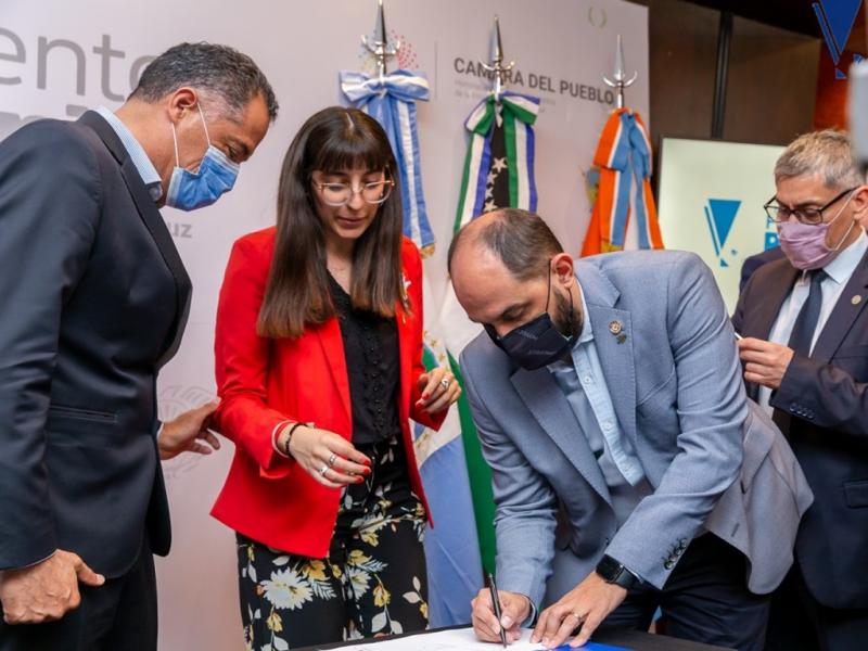 Los rubricantes de esta Declaracin generamos el compromiso de trabajar en estos puntos comunes y en aquellos que directa o indirectamente se relacionen con estos, concluyeron las autoridades participantes del Parlamento Patagnico.