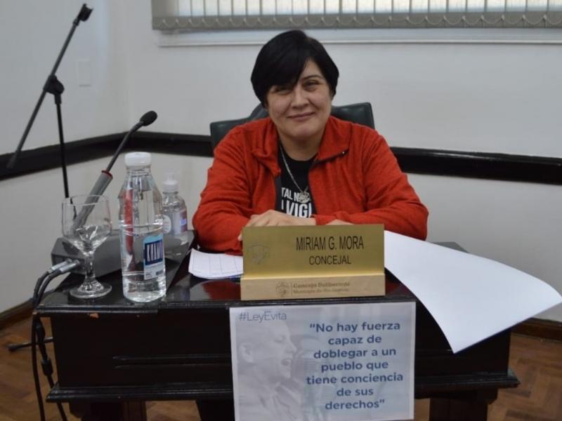 Quieren opinar de fueguinas y fueguinos, medir con una vara que les queda corta los derechos de quienes decidieron hacer Patria y defender nuestra Soberana, con el solo hecho de llegar a nuestra provincia, sostuvo Laly Mora. 