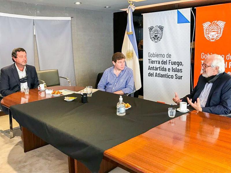 Gustavo Melella se reuni con el Presidente de la empresa Roch S.A, Ricardo Chacra, quien comunic la inversin de USD 13 millones para la exploracin de dos nuevos pozos petroleros, lo que no ocurra desde hace cuatro aos.