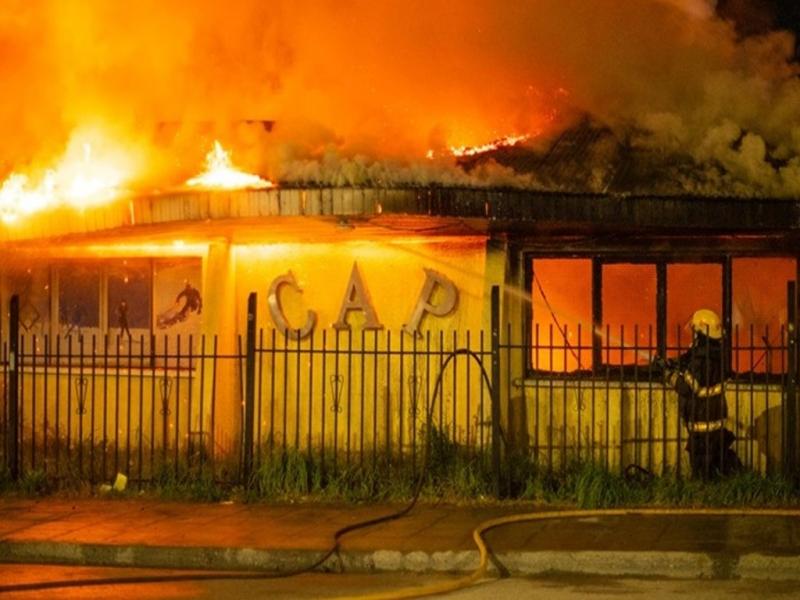 En El Bolson, un nuevo ataque mapuche destruy por completo las instalaciones del Club Andino Piltriquitrn, el ms emblemtico de la localidad, y los autores dejaron panfletos con amenazas para el Intendente y la Gobernadora Carreras.