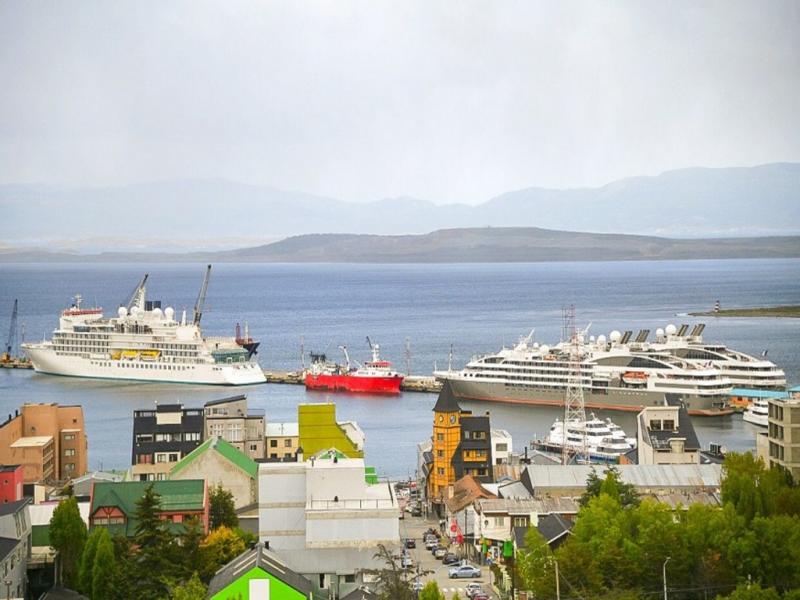 Estas embarcaciones realizan viajes al Continente Blanco, luego de zarpar desde el Puerto de Ushuaia, los buques cruzarn el Pasaje Drake al extremo Noroeste de la Pennsula Antrtida que se encuentra ubicada a 1.000 km de la Isla de Tierra del Fuego.