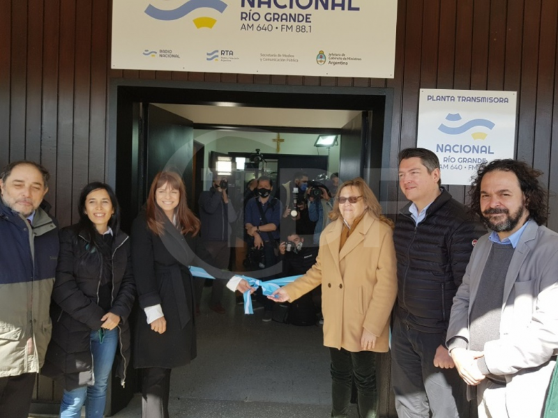 Esto sintetiza el proyecto de un pas, una nueva mirada de lo que es el Estado y la gestin pblica, indic Rosario Lufrano, mientras que Alejandro Pont Lezica resalt, es un hecho soberano, de unin y de orgullo. 