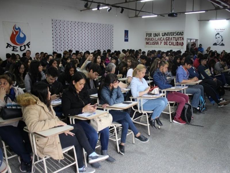 La UNTDF ofrecer folletera sobre las diferentes carreras, su plan de estudio, salida laboral y perfil del egresado. Asimismo, se brindar informacin sobre las opciones de becas, pasantas, tutoras, entre otros servicios. 