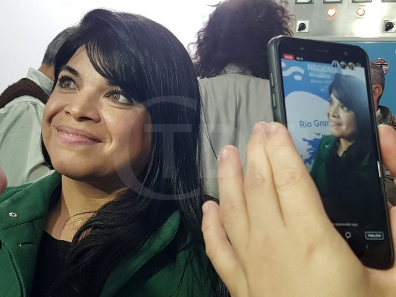 Hablar de comunicacin significa justamente que todas y todos podamos tener la posibilidad de estar al aire y tener las herramientas para que nuestras voces se escuchen un poco de lo que se escuchaba hasta ahora, resalt Eugenia Dur. 