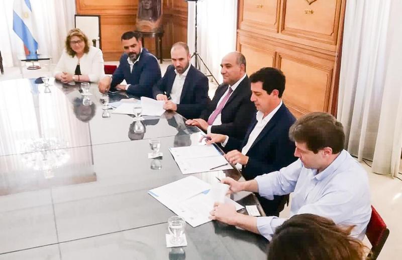 Lo primero que vamos a hacer es terminar obras que quedaron inconclusas por el fideicomiso austral, tales como la obra del Hospital de Ushuaia, obras de energa para las tres ciudades, y otras que vayan surgiendo estos aos, adelant Melella.